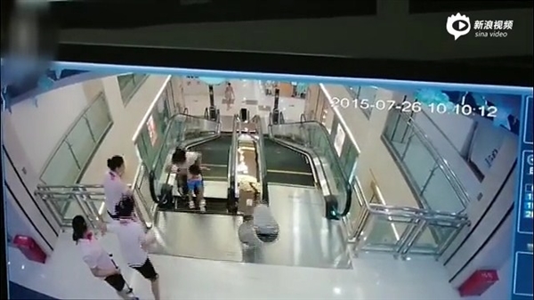 視頻：女子被攪入手扶電梯身亡 太慘了！