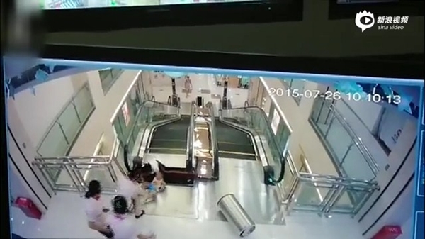 視頻：女子被攪入手扶電梯身亡 太慘了！