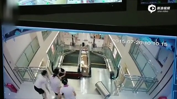 視頻：女子被攪入手扶電梯身亡 太慘了！