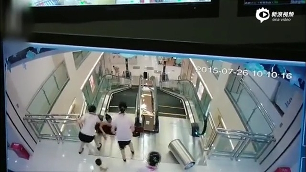 視頻：女子被攪入手扶電梯身亡 太慘了！