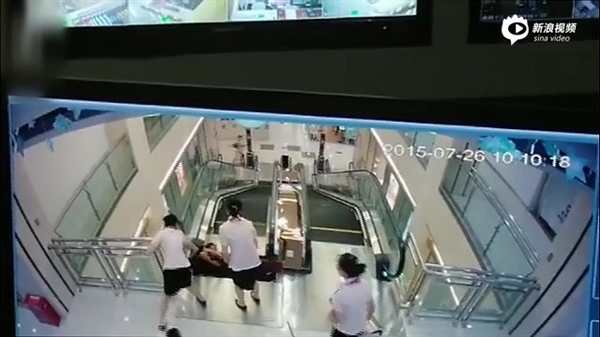 視頻：女子被攪入手扶電梯身亡 太慘了！