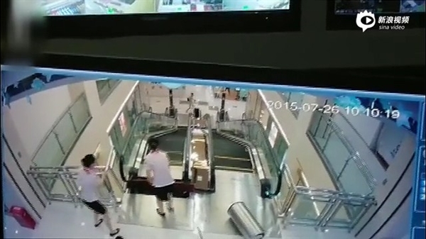 視頻：女子被攪入手扶電梯身亡 太慘了！