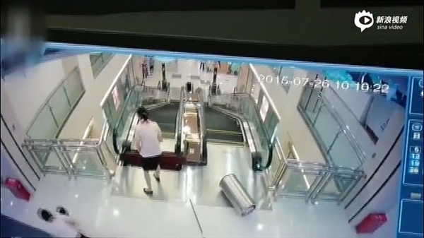 視頻：女子被攪入手扶電梯身亡 太慘了！