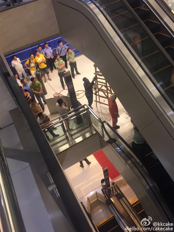 視頻：女子被攪入手扶電梯身亡 太慘了！
