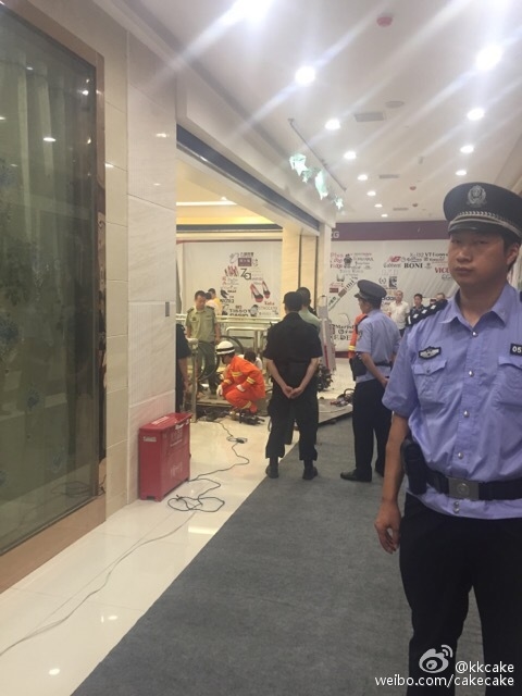 視頻：女子被攪入手扶電梯身亡 太慘了！