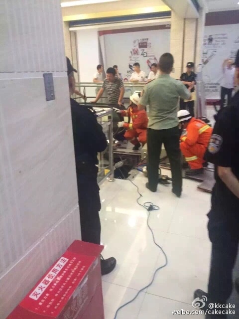 視頻：女子被攪入手扶電梯身亡 太慘了！