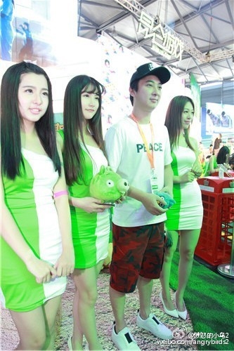 王思聰只身赴ChinaJoy遭Showgirl圍堵拍照