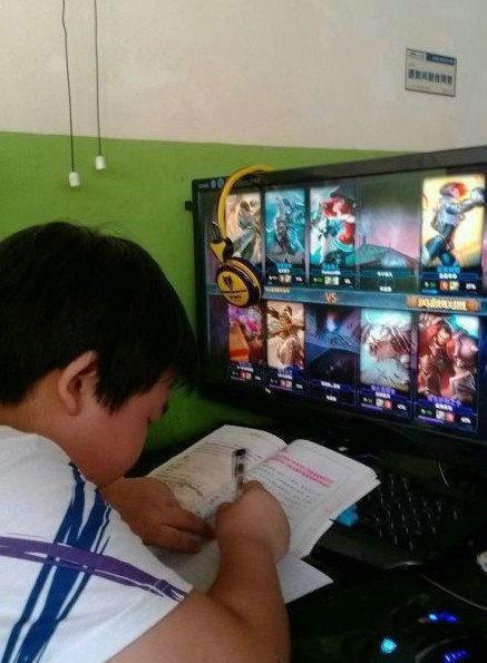 熊孩子的保證書：媽媽給我充點券，我就戒了LOL！