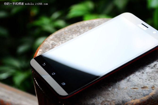 4GB超大運存 華碩ZenFone2全民版1299元