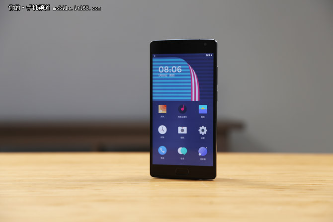 HTC One M9+是HTC在今年上半年針對大陸市場特別推出了旗艦機型，相比于M9，HTC One M9+加入了指紋識別功能，并且采用了更大尺寸的2K分辨率屏幕。同時也延續(xù)了HTC One M8經典的全金屬一體成型機身以及后置雙攝像頭。現在我們發(fā)現這款上市價格高達4999元的手機直降兩千五，在國美在線僅售2489元!有打算購入M9+的小伙伴一定要抓住這次機會哦!