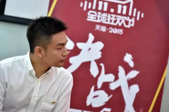 10月28日，廣州某商家在辦公室內(nèi)掛出“決戰(zhàn)雙十一”的口號(hào)。記者走訪廣州多家網(wǎng)商看到，相比往年，商家大多提早開(kāi)始為“雙11”網(wǎng)購(gòu)狂歡節(jié)做準(zhǔn)備，生產(chǎn)、營(yíng)銷、物流等環(huán)節(jié)都已進(jìn)入臨戰(zhàn)狀態(tài)。(梁旭攝影)。