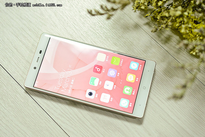 骁龙801+32GB<a href=/tags/2778-0.html target=_blank class=infotextkey>内存</a> IUNI i1暴跌至899元