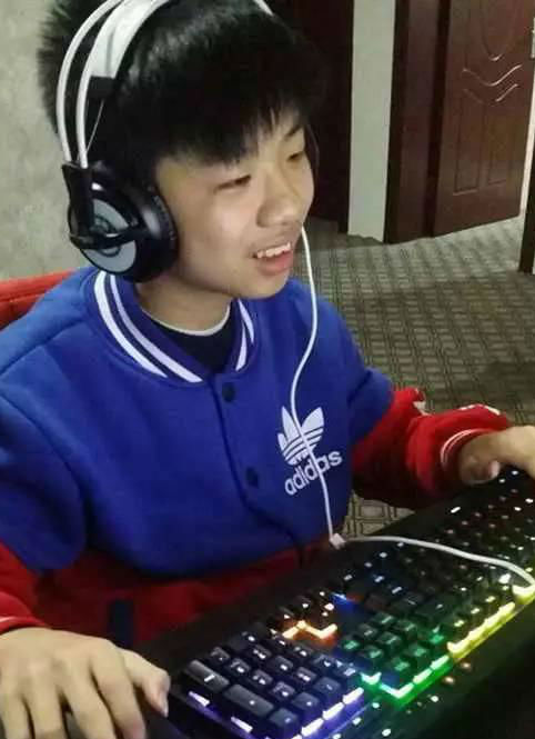 小學(xué)生直播月入上萬 游戲直播 lol直播