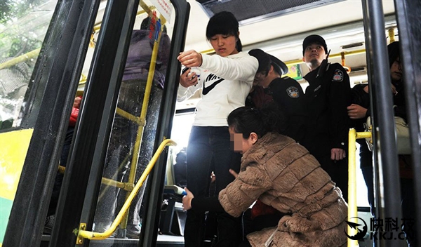 怎么看？女子公交車(chē)上丟手機(jī) 乘客下車(chē)要搜身