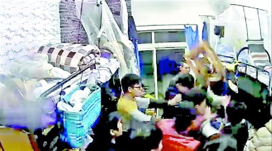 大學生網(wǎng)上叫外賣 吃出一串鑰匙