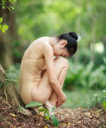20歲中國妹子被封“世界最美身材”：叢林大秀一字馬