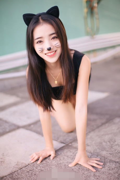 20歲中國妹子被封“世界最美身材”：叢林大秀一字馬