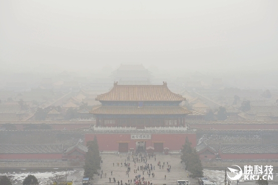 北京首次啟動霧霾紅色預警！<a href=/smart/qiche/ target=_blank class=infotextkey>汽車</a>限行 中小學停課