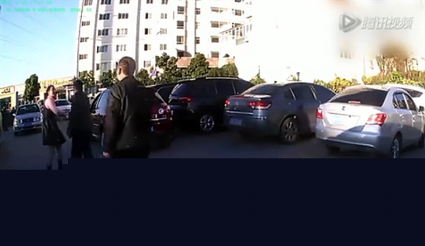這掌力！實拍路怒女司機一掌扇翻男司機