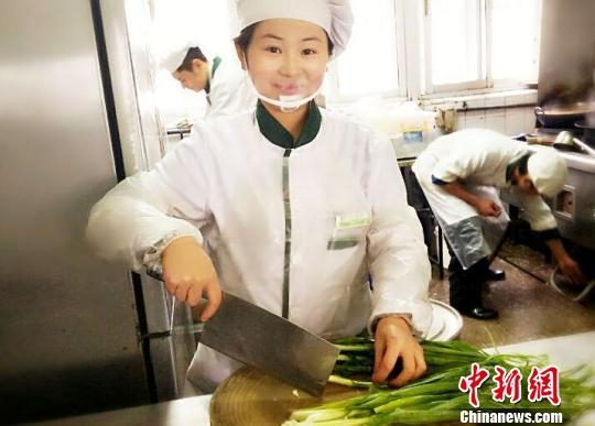 大學(xué)拉面女神走紅 吃了才知道她有多美