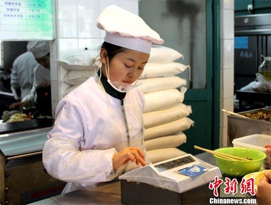 大學(xué)拉面女神走紅 吃了才知道她有多美