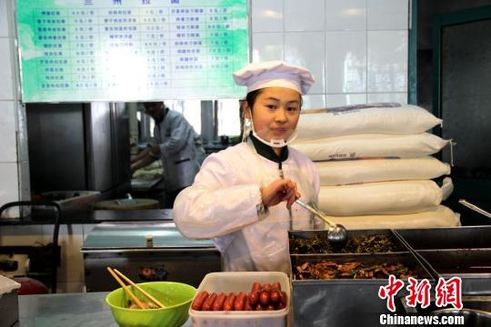 大學(xué)拉面女神走紅 吃了才知道她有多美