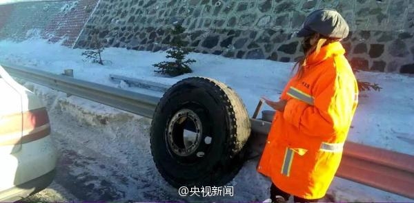 貨車高速跑丟輪胎 網(wǎng)友：輪胎內(nèi)心崩潰