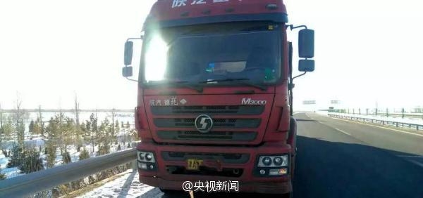 貨車高速跑丟輪胎 網(wǎng)友：輪胎內(nèi)心崩潰
