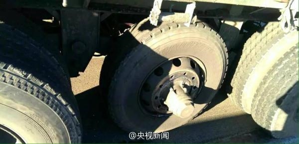 貨車高速跑丟輪胎 網(wǎng)友：輪胎內(nèi)心崩潰