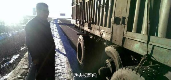 貨車高速跑丟輪胎 網(wǎng)友：輪胎內(nèi)心崩潰