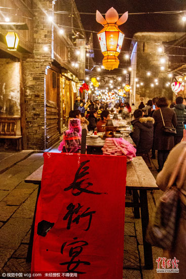 浙江省桐鄉(xiāng)市烏鎮(zhèn)西柵景區(qū)火樹銀花不夜天，游客游覽購物、摩肩接踵，感受水鄉(xiāng)古鎮(zhèn)的夜晚風情。(圖片作者：王子瑞)