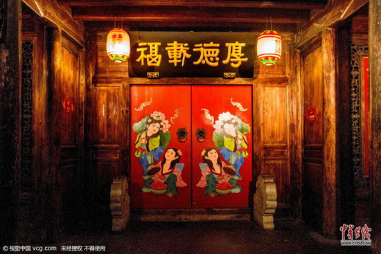 《烏鎮(zhèn)剪影》曾贊“一個現(xiàn)代文明影響不大的世界 一張古老色彩依然濃重的史頁”。那么這場由中國舉辦的規(guī)模最大、層次最高的互聯(lián)網(wǎng)大會緣何選擇烏鎮(zhèn)作為永久會址？
