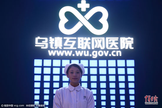 通過連接全國1500多家重點醫(yī)院的掛號網(wǎng)站，可以為病人提供專業(yè)便捷的服務，實現(xiàn)醫(yī)療O2O模式。在掛號網(wǎng)上，平臺連接醫(yī)生和病人，在線上，病人完成掛號、預診，根據(jù)病情，再找到“對口”的醫(yī)生，到線下進行面診，接著將檢查檢驗、診斷結(jié)果傳回到線上，最后由線上完成復診。(圖片作者：沈志成)