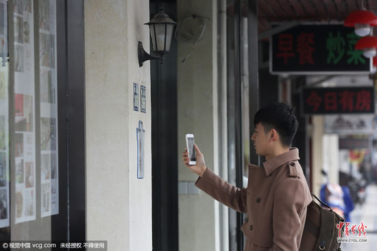 通過給每家商鋪一個對應二維碼，游客可通過手機掃碼的方式，了解店鋪的詳細信息等，也可實現(xiàn)對店鋪進行評價投訴等。 (圖片作者：沈志成)