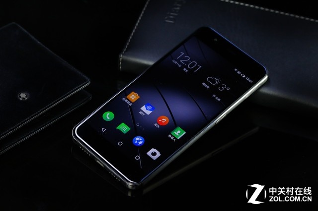 Gigaset ME pro采用1920x1080像素的5.5英寸屏幕，高通驍龍810處理器，3GB RAM+32GB ROM，以及800萬(wàn)像素+后置2000萬(wàn)像素的組合，電池容量4000mAh。相比Gigaset ME，除了機(jī)身更大、在后置攝像頭配置以及電池上優(yōu)勢(shì)明顯。