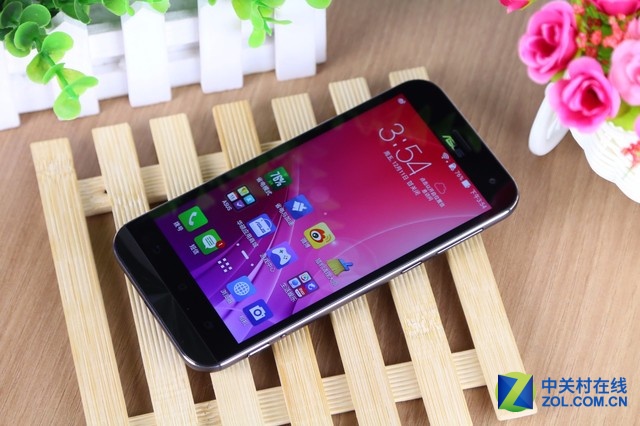 華碩鷹眼ZenFone Zoom是一款以拍照見(jiàn)長(zhǎng)的機(jī)型，其后置相機(jī)為1300萬(wàn)像素，采用Panasonic SmartFSI傳感器，10枚HOYA鏡片，擁有雙色溫LED閃光燈，可實(shí)現(xiàn)3倍光學(xué)變焦、OIS光學(xué)防抖，并擁有75°廣角。前置攝像頭則是主流的500萬(wàn)像素，擁有f/2.0大光圈及88°廣角，考慮到用戶(hù)的自拍需求，也加入了美顏模式。