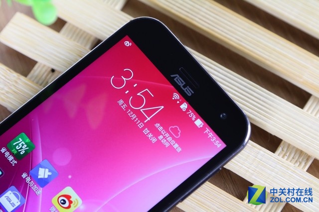 華碩鷹眼ZenFone Zoom是一款以拍照見(jiàn)長(zhǎng)的機(jī)型，其后置相機(jī)為1300萬(wàn)像素，采用Panasonic SmartFSI傳感器，10枚HOYA鏡片，擁有雙色溫LED閃光燈，可實(shí)現(xiàn)3倍光學(xué)變焦、OIS光學(xué)防抖，并擁有75°廣角。前置攝像頭則是主流的500萬(wàn)像素，擁有f/2.0大光圈及88°廣角，考慮到用戶(hù)的自拍需求，也加入了美顏模式。