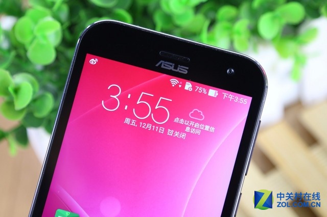 華碩鷹眼ZenFone Zoom是一款以拍照見(jiàn)長(zhǎng)的機(jī)型，其后置相機(jī)為1300萬(wàn)像素，采用Panasonic SmartFSI傳感器，10枚HOYA鏡片，擁有雙色溫LED閃光燈，可實(shí)現(xiàn)3倍光學(xué)變焦、OIS光學(xué)防抖，并擁有75°廣角。前置攝像頭則是主流的500萬(wàn)像素，擁有f/2.0大光圈及88°廣角，考慮到用戶(hù)的自拍需求，也加入了美顏模式。