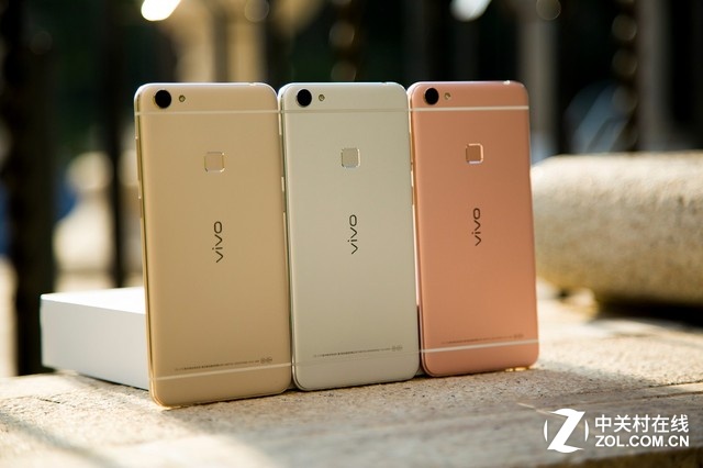 另外，夠快才暢快vivo X6同樣擁有PDAF相位對焦，對焦過程僅0.1秒，達(dá)到行業(yè)最快水平，并配備極速追焦、防拖影功能，讓夠快才暢快vivo X6的相機(jī)體驗(yàn)同樣暢快無比。
