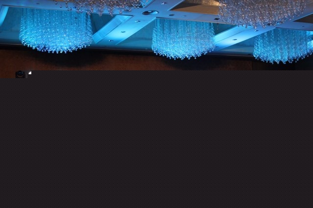 数码变焦（左）对比华硕鹰眼光学变焦