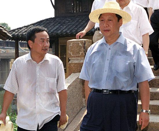 2005年8月3日，時任中共浙江省委書記、省人大常委會主任習近平到烏鎮(zhèn)調(diào)研，時任烏鎮(zhèn)古鎮(zhèn)保護與旅游開發(fā)管委會主任陳向宏匯報古鎮(zhèn)情況。圖/徐建榮 攝
