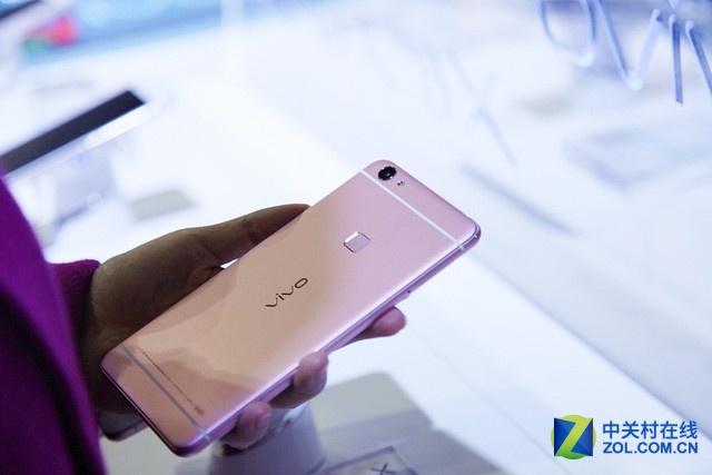 聚焦移動(dòng)大會(huì) 玫瑰金版vivo X6Plus閃耀