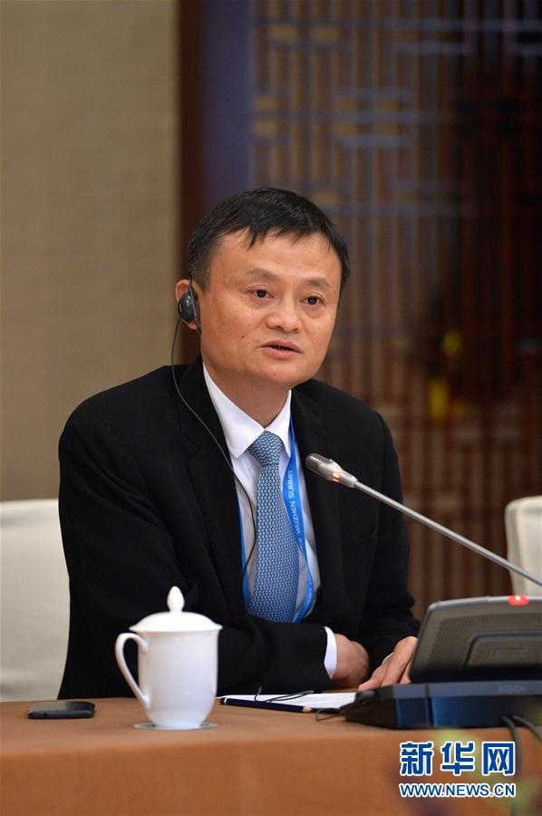畫(huà)面太美！雷軍/馬云/李彥宏/馬化騰穿上西裝后