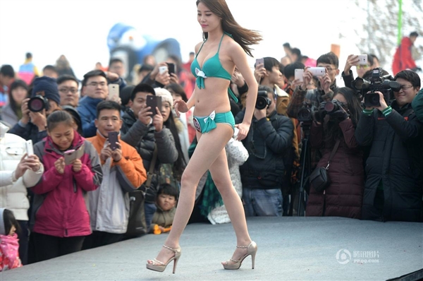 沒法直視！零下3度女大學(xué)生集體泳裝：只為1萬獎金