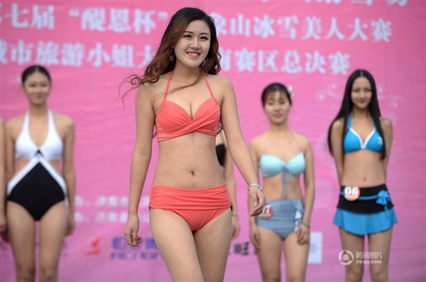 沒法直視！零下3度女大學(xué)生集體泳裝：只為1萬獎金