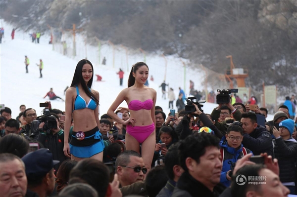 沒法直視！零下3度女大學(xué)生集體泳裝：只為1萬獎金