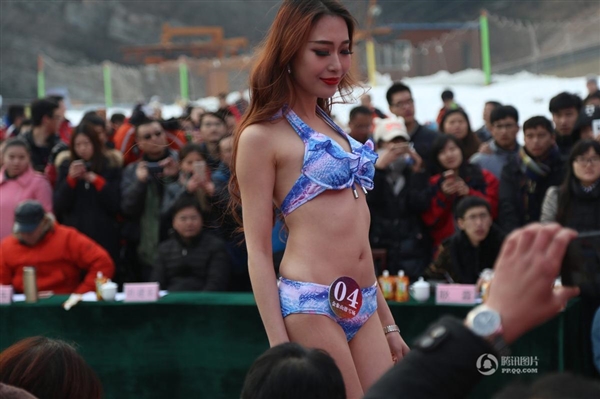 沒法直視！零下3度女大學(xué)生集體泳裝：只為1萬獎金