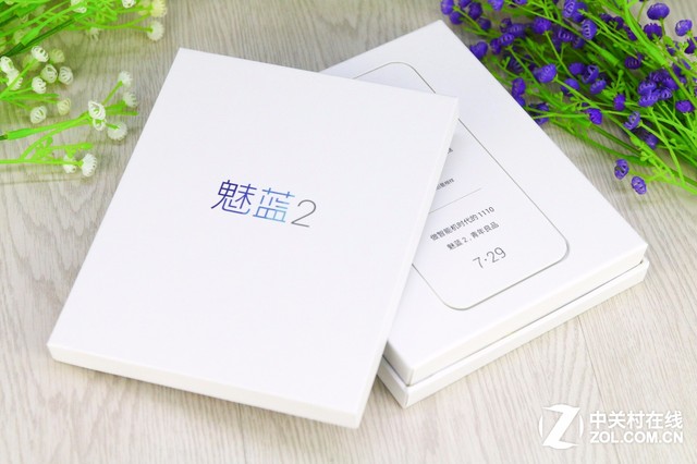 7月29日魅族魅藍(lán)2發(fā)布會(huì)前不久，我們收到了本次發(fā)布會(huì)邀請(qǐng)函，邀請(qǐng)函包裝盒為印有“魅藍(lán)2”的正方形白色包裝盒，盒內(nèi)附有一張邀請(qǐng)及一部<a href=/tags/209-0.html target=_blank class=infotextkey>諾基亞</a>1110手機(jī)。
