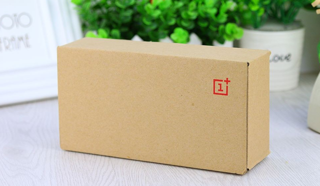 一加于7月28日在北京奧雅會(huì)展中心舉行新品發(fā)布會(huì)，正式發(fā)布了一加手機(jī)2代，而發(fā)布會(huì)邀請(qǐng)函中的四個(gè)小木塊也提前向人們暗示了，一加手機(jī)2代的木質(zhì)后殼。