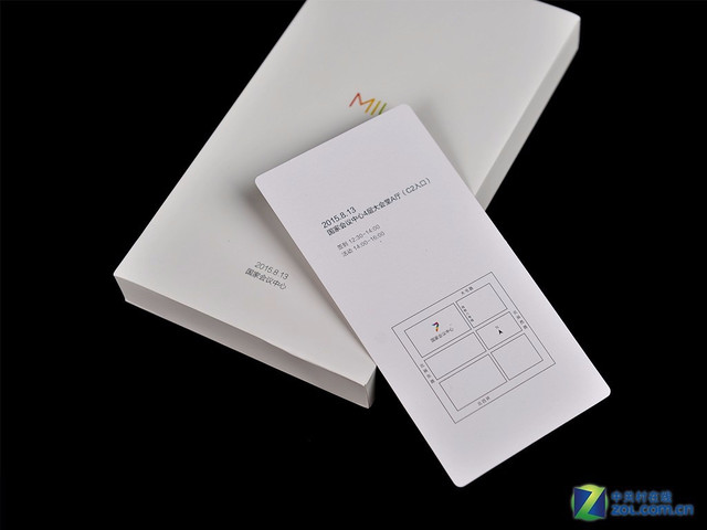 MIUI7的發(fā)布會邀請函同樣是一套可玩性很高的玩具――七巧板，而MIUI7的LOGO也是由類似七巧板樣式的圖形構(gòu)成，相信這套玩具一定可以勾起廣大70、80后對兒時的回憶。